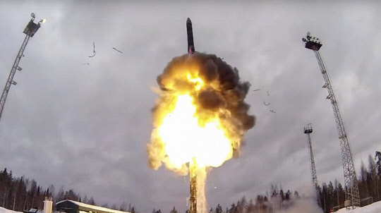 러시아-우크라이나 간 군사 충돌 위기감이 고조되는 가운데 19일(현지시간) 러시아군이 쿠라 훈련장에서 '야르' 대륙간탄도미사일(ICBM) 발사 훈련을 하고 있다. 러시아 국방부는 블라디미르 푸틴 대통령 참관하에 ICBM과 크루즈 미사일 발사를 포함한 대규모 전략 핵무기 훈련을 벌였다고 밝혔다. <쿠라 EPA=연합뉴스>